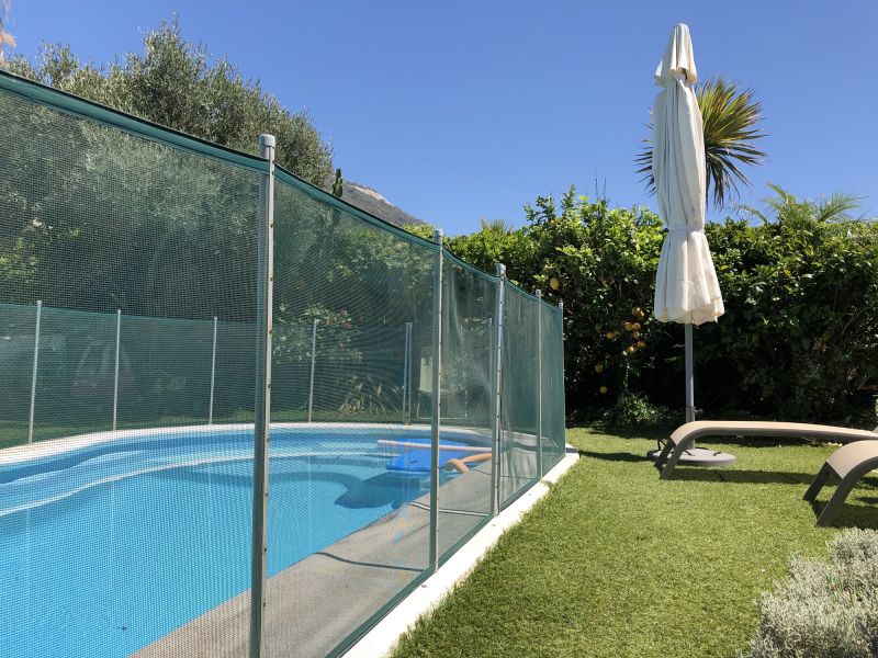 Mesh Fence with Clear Visibility